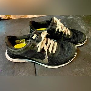 Nike black tennis shoes 7.5